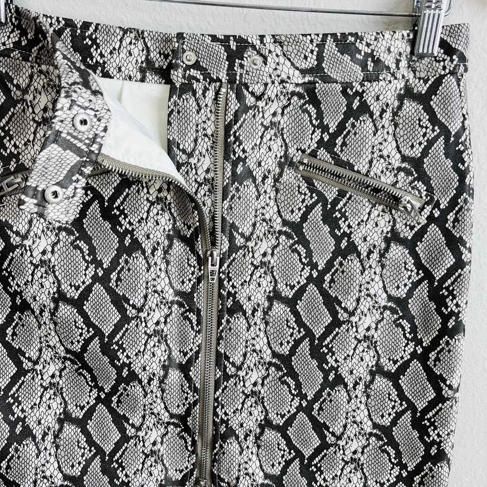 Blank NYC Break Away Mini Skirt‎ Snake Print Faux Leather Zip Front Lined Sz 26